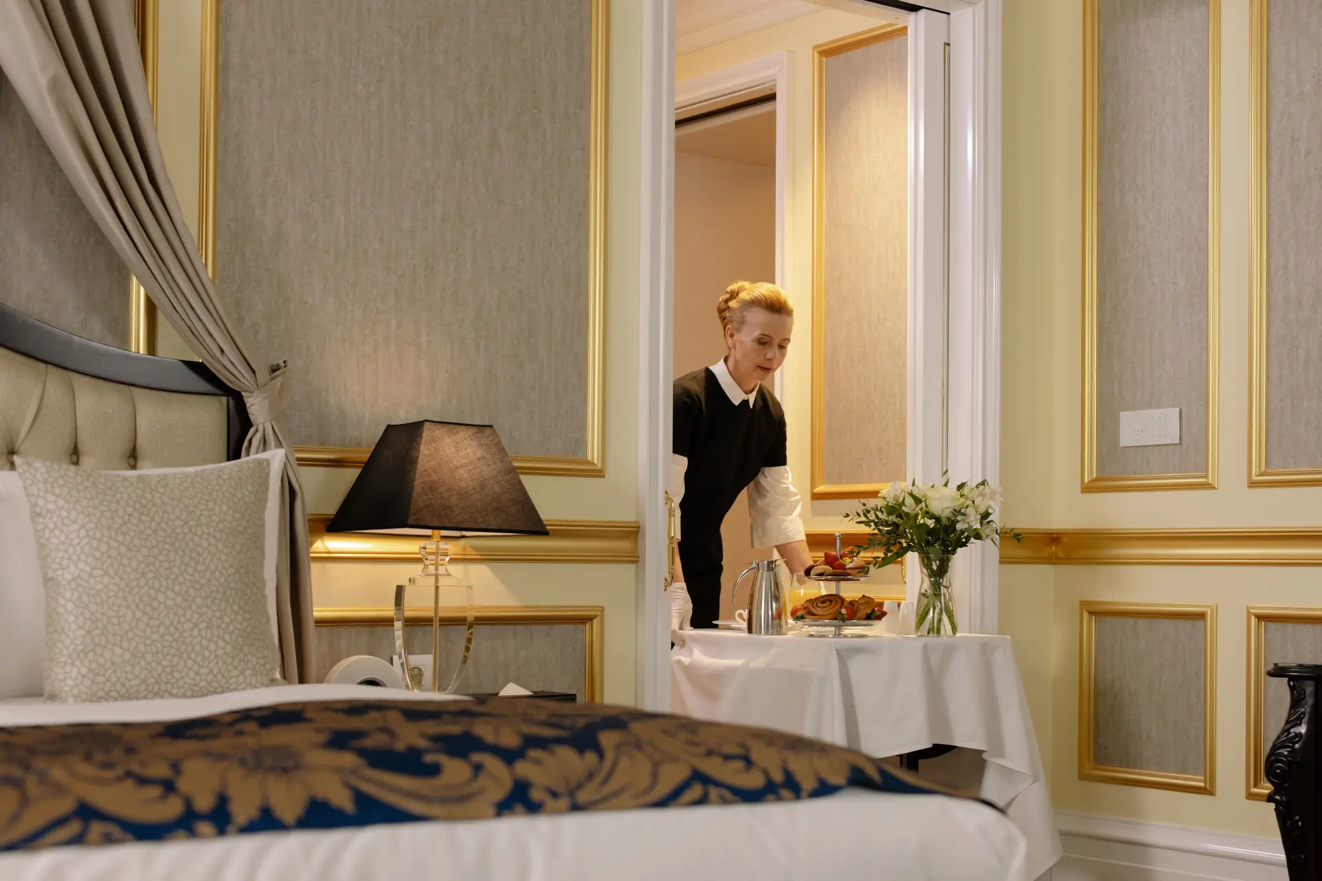Elegant breakfast service at Arvenigrandhotel